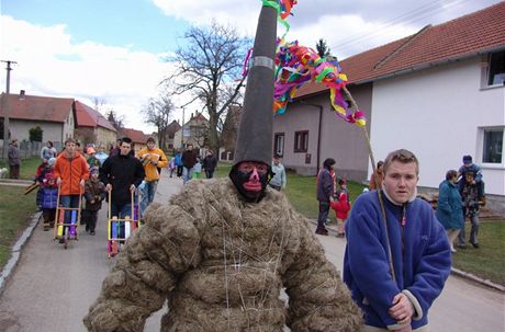 Zvyk vodní Jidáe navazuje na chození hrká. S íkankou, odsuzující