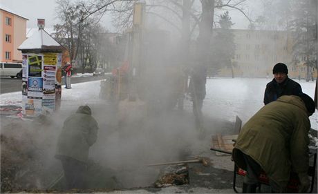 Dlníci zali opravovat prasklé potrubí v pondlí v 11 hodin.