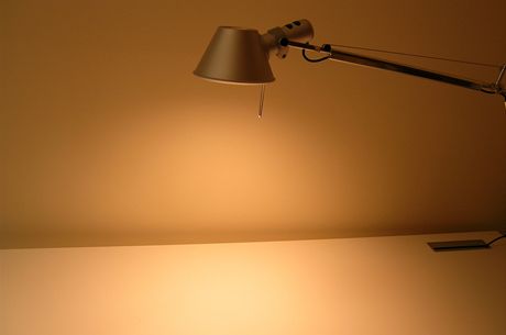 Pracovn lampa MWL Artemide. Tepl svtlo sta teba pro vyizovn bn...