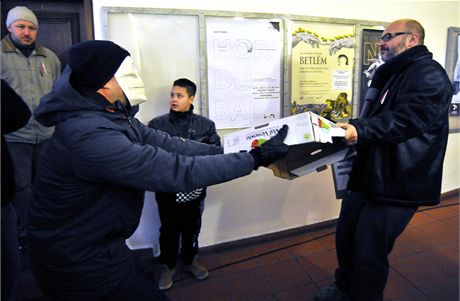 Protest proti Havla skonil petahováním o transparent.