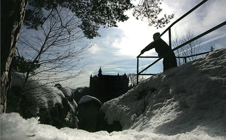  V eském ráji napadlo letos více snhu ne v Liberci. Na snímku zasnený zámek Hrubá Skála.