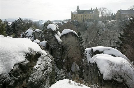 Zimní pohled na zámek na Hrubé Skále. 