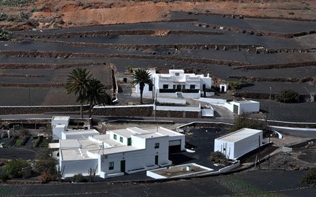 Vesnici Los Valles na Lanzarote obklopuj sopen polka