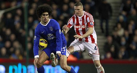 HÍNÍK. Marouane Fellaini z Evertonu (vlevo) bhem zápasu proti Stoke.