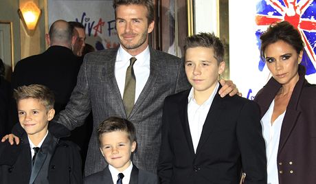 Victoria Beckhamov, jej manel David a synov na premie muziklu Viva...