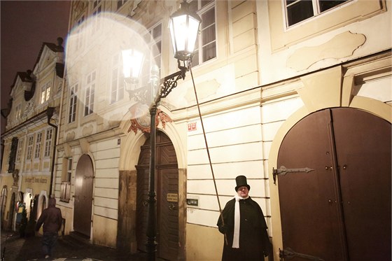 Lampá rozsvítil plynovou lampu v Nerudov ulici.