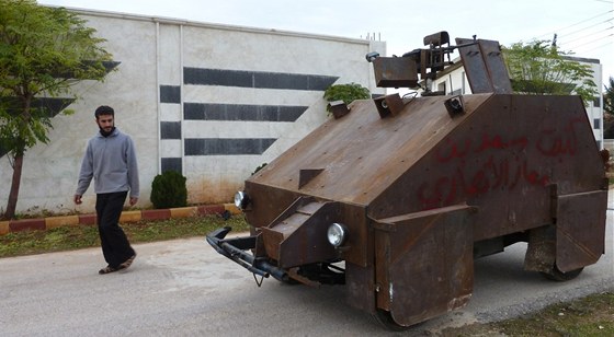 Podomácku vyrobený transportér am II. z dílny syrských povstalc (10. prosince