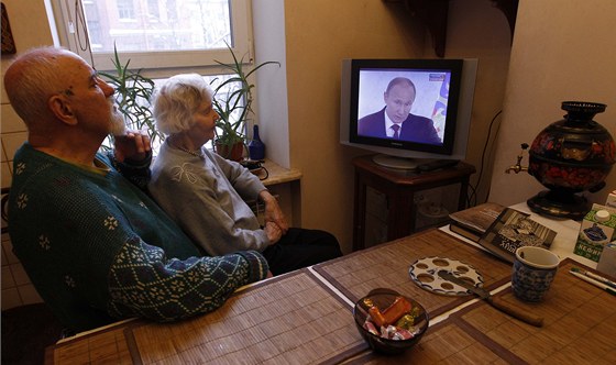 Manelé z Petrohradu sledují v televizi poselství prezidenta Vladimira Putina o
