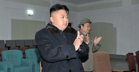 Kim ong-un se raduje z úspného startu rakety Unha-3 (12. prosince 2012)