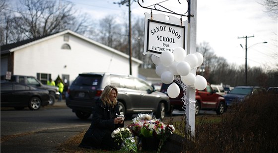 Americký Newtown truchlí za oběti střelby ve škole Sandy Hook (16. prosince