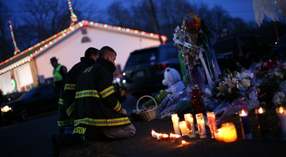 Americký Newtown truchlí za obti stelby ve kole Sandy Hook. (16. prosince...