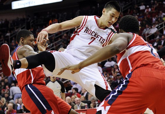 NARAZIL. Jeremy Lin (v bílém) z Houstonu ztratil mí v souboji s hrái