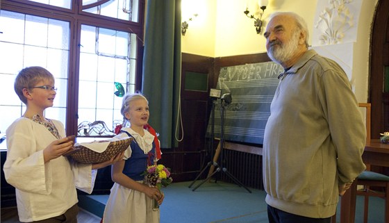 Při vítání Zdeňka Svěráka po padesáti letech na půdě žateckého gymnázia