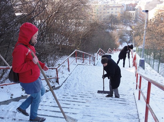 Obyvatelé Podolí se chopili lopat.