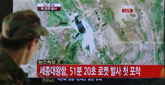 Jihokorejský voják sleduje televizní zprávy o odpálení severokorejské rakety