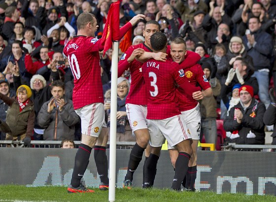 RADOST U ROHOVÉHO PRAPORKU. Fotbalisté Manchesteru United oslavují gól, který