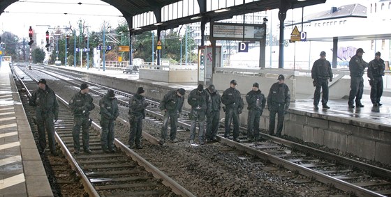 Nmecká policie prohledávající uzavené bonnské nádraí poté, co na nm nalezla