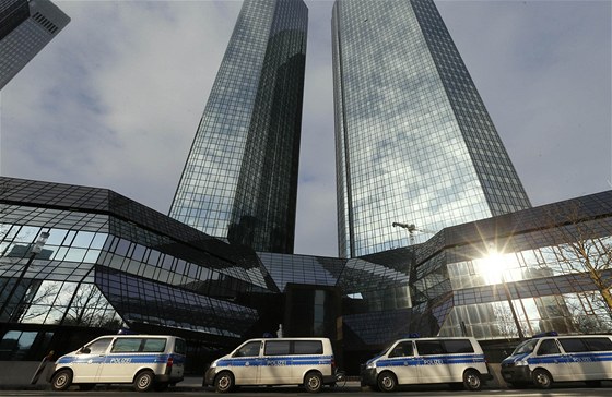Němeční policisté prohledali ve středu sídlo Deutsche bank (12. prosince 2012)