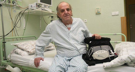 Pavel Fišer tašku s bateriemi srdeční pumpy odloží až po transplantaci srdce.
