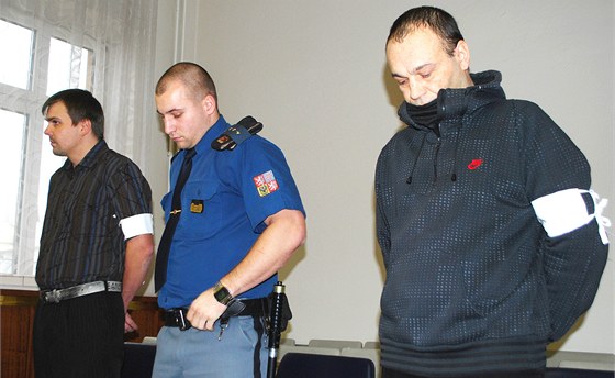 Patrik Foltyn (vpravo) a Pavel Pauko (zcela vlevo) poslouchají rozsudek za