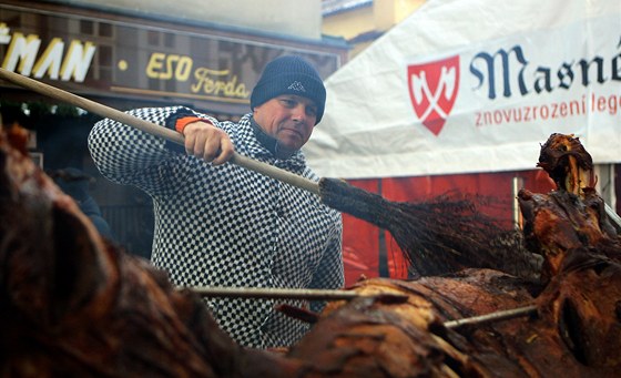 éfkucha Masných krám Ludk Hauser pekl ped pivnicí vola, který váil 300