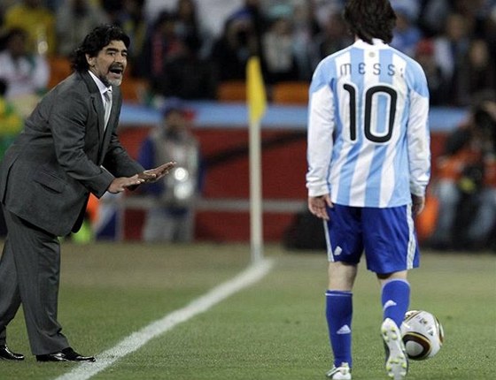 Trenér Diego Maradona, argentinský bh,dává pokyny Lionelemu Messimu bhem MS