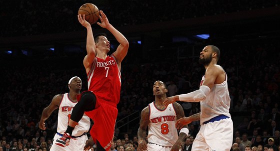 Jeremy Lin z Houston Rockets v utkání proti svým bývalým spoluhrám z New York