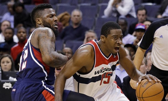 Jordan Crawford z Washingtonu Wizards obchází DeShawna Stevensona z Atlanty