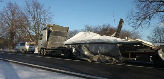 idi kamionu s návsem se neveel do podjezdu nedaleko Svitav a pokodil si