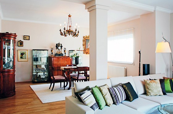 Rozlehlý obývací pokoj je rozdlený na dv ásti, jídelní a odpoinkovou s