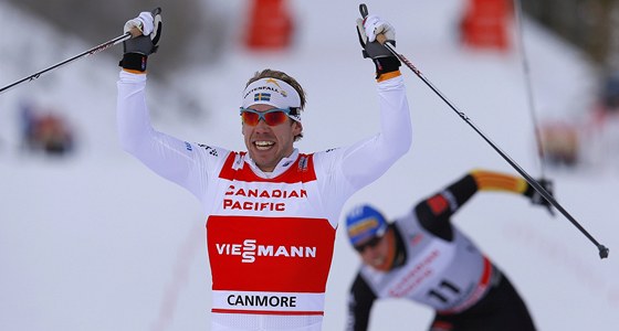 védský bec na lyích Emil Jönsson se raduje z vítzství ve sprintu v Canmore.