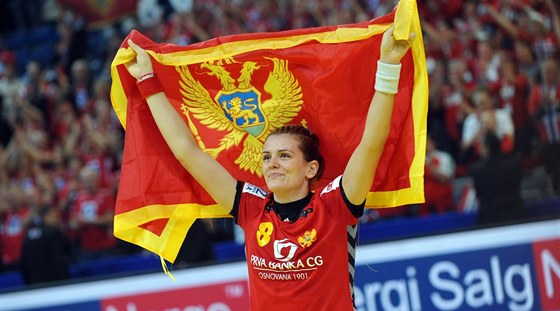 ernohorská házenkáka  Marija Jovanoviová se raduje se národní vlajkou.
