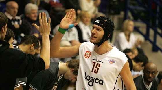 Dínský basketbalista Jakub Houka v ochranné helm