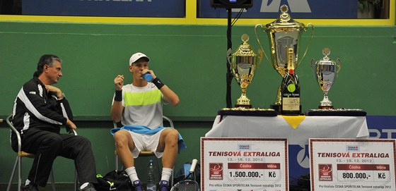 Tomá Berdych (vpravo) a trenér Jaroslav Navrátil pispli svým dílem k dalímu