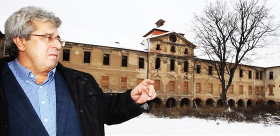 Hejtman Josef Řihák se přijel podívat na aktuální stav zámku v Buštěhradě.