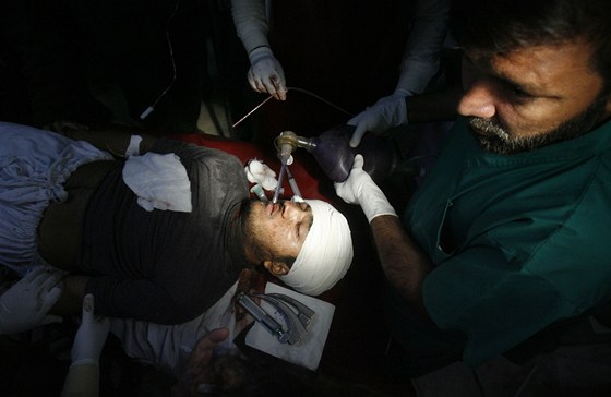 Zdravotníci v nemocnici v Péávaru oetují zranného mue, kterého napadli