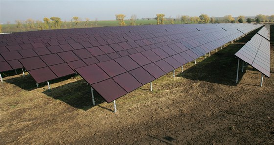 Solární elektrárna na poli u Výovic na Prostjovsku.