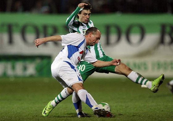 Bohemians 1905 - HFK Olomouc: hostující Ivo Loák (vlevo) vs. Jan Morávek