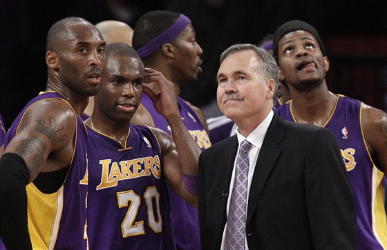 Basketbalisté Los Angeles Lakers a jejich trenér Mike D´Antoni zklamaní z