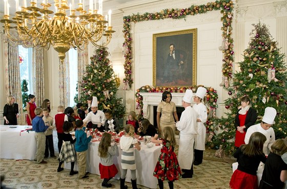 Michelle Obamová tradin pipravuje vánoní výzdobu s dtmi z rodin amerických...