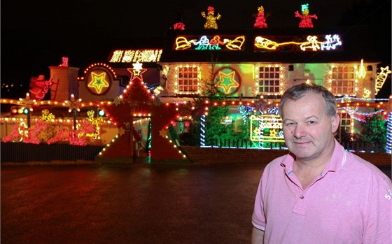 John Coombs dal za vánoní výzdobu své hospody ji tisíce liber.