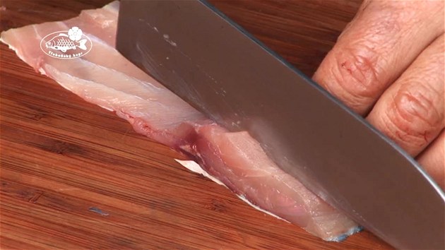 Vánoční kapr bez rizika. Jak filetovat, prořezat kosti a dokonale usmažit