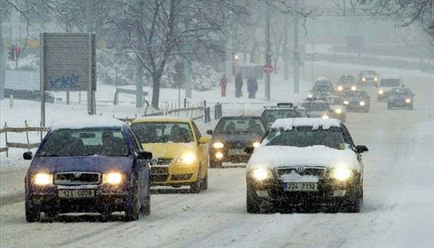 Česko dostalo nadílku sněhu. Silnice ošetřily sypače, místy hrozí ledovka