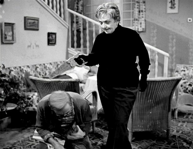 Hlášky z něj lidé stále milují. Seriál Taková normální rodinka však u režimu narazil