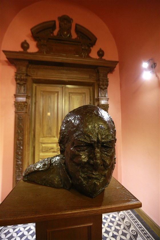 Originál hlavy Winstona Churchilla od Ivor Roberts-Jonese je na radnici Prahy 3.
