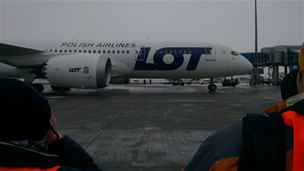 Boeing 787 Dreamliner v barvch aerolinek LOT prv pistl v Praze.