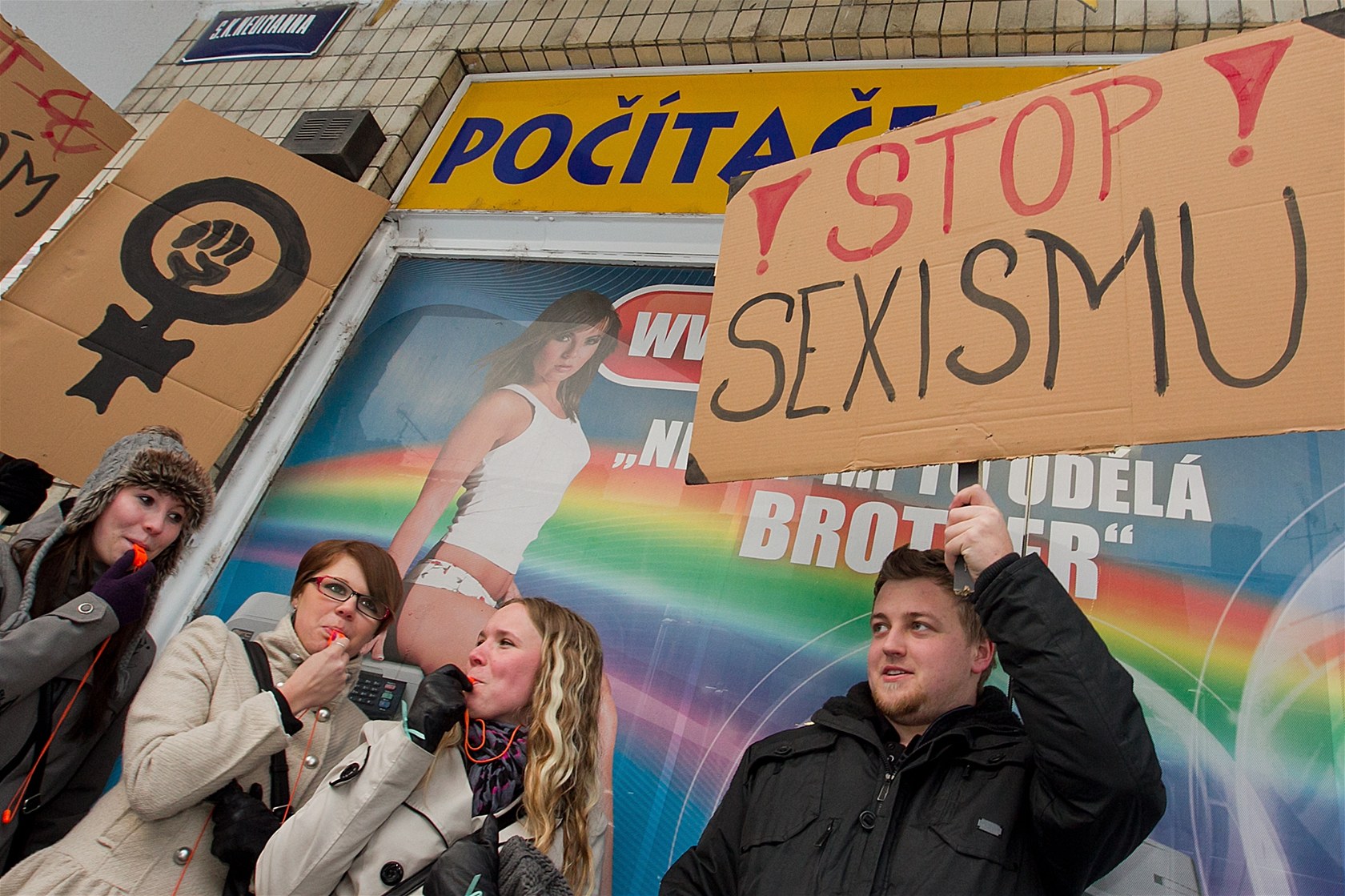Demonstrace proti sexistické reklam� ve výloze obchodu v Hradci Králové (12.