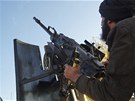 Bojovník Syrské osvobozenecké armády nedaleko Aleppa (10. prosince 2012)