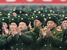 Severokorejtí vojáci slaví úspný start rakety Unha-3 (14. prosince 2012)
