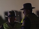 Policisté hlídají místo masakru ve kole v americkém mst Newtown (14.